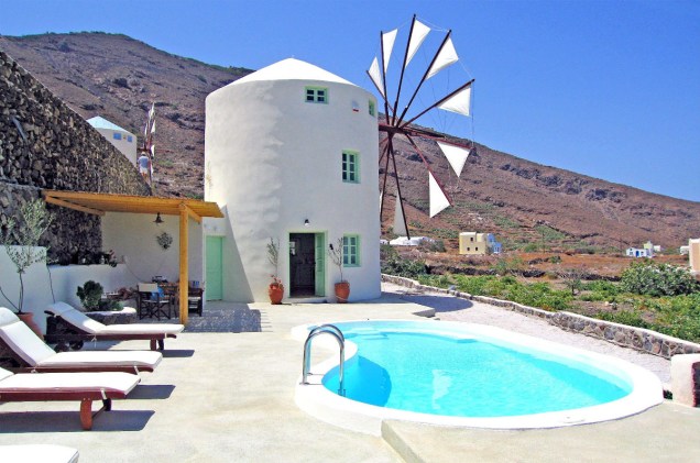 <a href="https://www.airbnb.com.br/rooms/13131" rel="5. Santorini, Grécia" target="_blank"><strong>5. Santorini, Grécia</strong></a>                    Por uma diária de quase mil reais, o viajante pode hospedar-se em um luxuoso moinho esculpido em branco, de frente para o mar