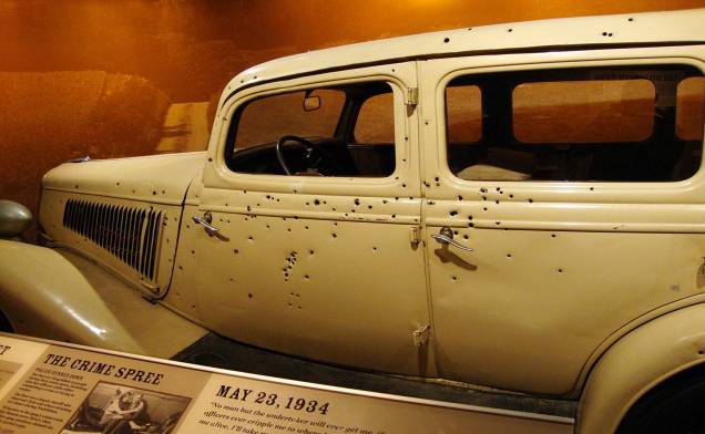 <strong>Visita a Bonnie e Clyde: </strong>um pouco mais afastado do centro, no resort <a href="https://www.primmvalleyresorts.com/whiskey-petes" rel="Whiskey Pete">Whiskey Pete</a>, é possível visitar o Ford V-8 original usado na fuga do casal de bandidos mais famoso da história, Bonnie e Clyde. Além de conferir o automóvel cravejado de balas, o pequeno museu também guarda a camiseta que Clyde usava na manhã de sua morte e os cartazes que foram espalhados durante a caçada pelos Estados Unidos. <strong>Visita a Bonnie e Clyde: </strong>um pouco mais afastado do centro, no resort <a href="https://www.primmvalleyresorts.com/whiskey-petes" rel="Whiskey Pete">Whiskey Pete</a>, é possível visitar o Ford V-8 original usado na fuga do casal de bandidos mais famoso da história, Bonnie e Clyde. Além de conferir o automóvel cravejado de balas, o pequeno museu também guarda a camiseta que Clyde usava na manhã de sua morte e os cartazes que foram espalhados durante a caçada pelos Estados Unidos.