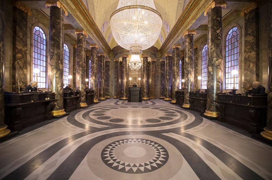 O salão de entrada do banco, com os duendes mal encarados O salão de entrada do banco, com os duendes mal encarados