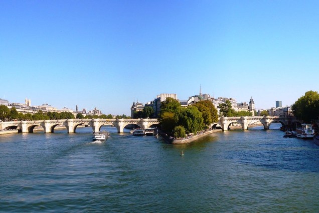 Apesar do nome ("ponte nova"), a Pont Neuf é a mais antiga de Paris, unindo não só as margens do Sena como também a Ilê de la Cité Apesar do nome ("ponte nova"), a Pont Neuf é a mais antiga de Paris, unindo não só as margens do Sena como também a Ilê de la Cité