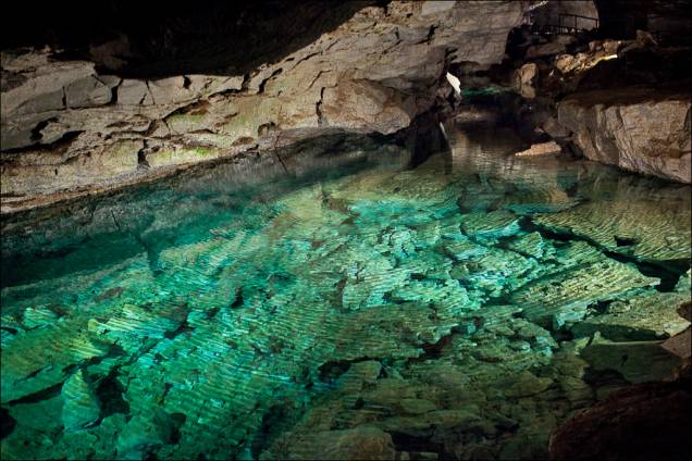<strong>Caverna de Kungur, Krai de Perm</strong> Essa caverna de gelo - que conta com mais de 48 grutas espalhadas por 5 quilômetros - parece um lugar encantado e é considerada uma das mais belas de todo o planeta. Isso porque o frio e a água que adentra o lugar fizeram com que verdadeiros corredores de gelo se formassem e que, no inverno, flocos de neve gigantes apareçam. Além disso, milhares de anos foram necessários para aperfeiçoar as grandes estalagmites de todos os tamanhos e formatos que são iluminadas com luzes coloridas para a visita dos turistas fique ainda mais emocionante! <strong>Caverna de Kungur, Krai de Perm</strong> Essa caverna de gelo - que conta com mais de 48 grutas espalhadas por 5 quilômetros - parece um lugar encantado e é considerada uma das mais belas de todo o planeta. Isso porque o frio e a água que adentra o lugar fizeram com que verdadeiros corredores de gelo se formassem e que, no inverno, flocos de neve gigantes apareçam. Além disso, milhares de anos foram necessários para aperfeiçoar as grandes estalagmites de todos os tamanhos e formatos que são iluminadas com luzes coloridas para a visita dos turistas fique ainda mais emocionante!