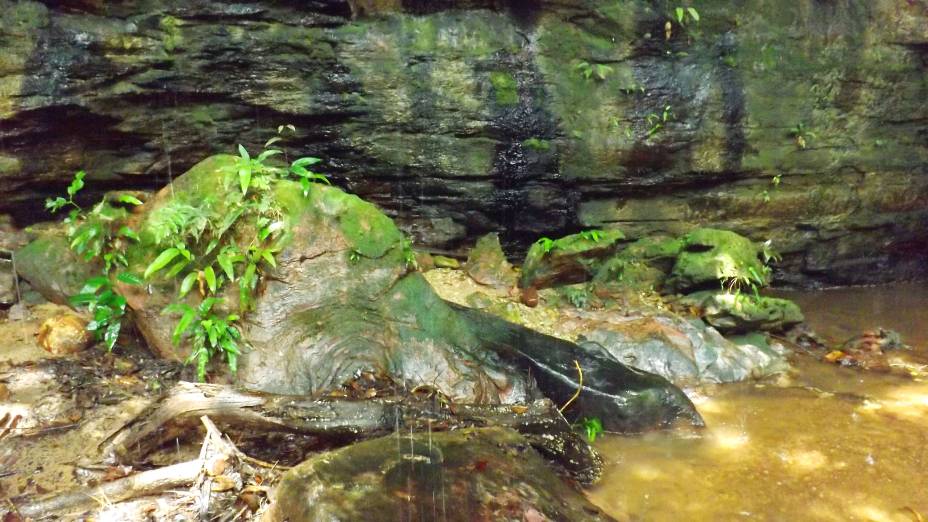 A água da gruta é própria para banho
