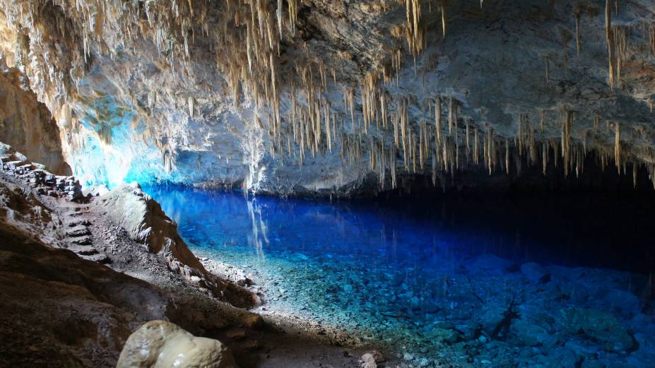<strong><a href="https://viajeaqui.abril.com.br/estabelecimentos/br-ms-bonito-atracao-gruta-do-lago-azul" rel="Gruta do Lago Azul" target="_self">Gruta do Lago Azul</a>, <a href="https://viajeaqui.abril.com.br/cidades/br-ms-bonito" rel="Bonito" target="_self">Bonito</a>, <a href="https://viajeaqui.abril.com.br/estados/br-mato-grosso-do-sul" rel="Mato Grosso do Sul" target="_self">Mato Grosso do Sul</a></strong>    O tom azul impressionante que dá nome ao seu lago, de águas cristalinas e profundidade desconhecida – o máximo que já chegaram em profundidade foi 87 metros –, é reflexo da incidência do sol. Dentro da gruta, há formações curiosas de estalactites e estalagmites e fósseis de animais da pré-história, como a preguiça gigante    <em><a href="https://www.booking.com/city/br/bonito.pt-br.html?aid=332455&label=viagemabril-grutas-e-cavernas-pelo-brasil" rel="Veja preços de hotéis em Bonito no Booking.com" target="_blank">Veja preços de hotéis em Bonito no Booking.com</a></em>