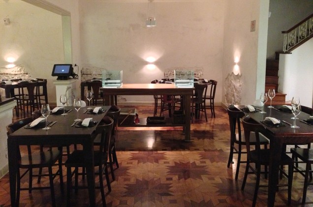 Salão do restaurante, que foge da tendência atual de aumentar o número de mesas e diminuir o espaço entre elas