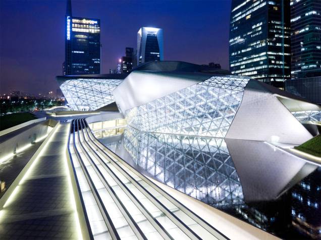 <strong><a href="https://www.gzdjy.org/" target="_blank" rel="noopener">Guangzhou Opera House</a>, Guangdong, <a href="https://viajeaqui.abril.com.br/paises/china" target="_blank" rel="noopener">China</a></strong> A atmosfera futurística que paira sobre essa construção só serve para valorizar ainda mais a sua beleza. Erguido em 2010 pela excelente arquiteta iraquiana Zaha Hadid, o edifício impressiona com seus detalhes incomuns, em formas geométricas. Ao lado de construções imponentes de <a href="https://viajeaqui.abril.com.br/cidades/china-xangai-shanghai" target="_blank" rel="noopener">Xangai</a> e <a href="https://viajeaqui.abril.com.br/cidades/china-pequim-beijing" target="_blank" rel="noopener">Pequim</a>, a casa está entre os maiores e mais importantes teatros do país, recebendo óperas marcantes como as de Puccini <strong><a href="https://www.gzdjy.org/" target="_blank" rel="noopener">Guangzhou Opera House</a>, Guangdong, <a href="https://viajeaqui.abril.com.br/paises/china" target="_blank" rel="noopener">China</a></strong> A atmosfera futurística que paira sobre essa construção só serve para valorizar ainda mais a sua beleza. Erguido em 2010 pela excelente arquiteta iraquiana Zaha Hadid, o edifício impressiona com seus detalhes incomuns, em formas geométricas. Ao lado de construções imponentes de <a href="https://viajeaqui.abril.com.br/cidades/china-xangai-shanghai" target="_blank" rel="noopener">Xangai</a> e <a href="https://viajeaqui.abril.com.br/cidades/china-pequim-beijing" target="_blank" rel="noopener">Pequim</a>, a casa está entre os maiores e mais importantes teatros do país, recebendo óperas marcantes como as de Puccini