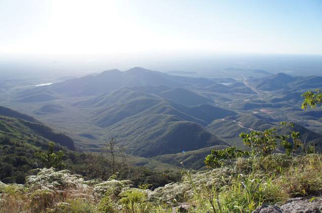 <strong>Guaramiranga (CE)</strong> No Ceará faz frio, sim! Pelo menos no alto do Maciço do Baturité, onde fica Guaramiranga. Apelidada de “Suíça do Ceará” (é exagero, claro), a região fica a apenas 100km de Fortaleza e tem clima ameno o ano todo. A cidade tem casinhas em estilo colonial e uma paisagem que lembra a distante Serra Gaúcha, com muito sossego, chalés românticos no meio da serra, e também passeios para entrar em contato com a natureza, como cachoeiras, trilhas e esportes de aventura. A <a href="https://www.booking.com/hotel/br/le-reve-pousada.pt-br.html?aid=332455;sid=14fcbdfa23db223e04a3ec34ecada6b2;dest_id=900051096;dest_type=city;dist=0;group_adults=2;hapos=1;hpos=1;room1=A%2CA;sb_price_type=total;srepoch=1507583838;srfid=1d9cacf7cb99b9b020c8675af9d13c8fe83809ceX1;srpvid=77b495af7ed40195;type=total;ucfs=1�" target="_blank" rel="noopener">Pousada Le Rêve</a> fica nas montanhas, com vista privilegiada ao mesmo tempo que está perto do centrinho de Guaramiranga. <a href="https://www.booking.com/searchresults.pt-br.html?aid=332455&lang=pt-br&sid=eedbe6de09e709d664615ac6f1b39a5d&sb=1&src=index&src_elem=sb&error_url=https%3A%2F%2Fwww.booking.com%2Findex.pt-br.html%3Faid%3D332455%3Bsid%3Deedbe6de09e709d664615ac6f1b39a5d%3Bsb_price_type%3Dtotal%26%3B&ss=Guaramiranga%2C+Cear%C3%A1%2C+Brasil&checkin_monthday=&checkin_month=&checkin_year=&checkout_monthday=&checkout_month=&checkout_year=&no_rooms=1&group_adults=2&group_children=0&from_sf=1&ss_raw=Guaramiranga&ac_position=0&ac_langcode=xb&dest_id=900051096&dest_type=city&search_pageview_id=af3071bf1fc800d8&search_selected=true&search_pageview_id=af3071bf1fc800d8&ac_suggestion_list_length=5&ac_suggestion_theme_list_length=0" target="_blank" rel="noopener"><em>Busque hospedagens em Guaramiranga</em></a> <strong>Guaramiranga (CE)</strong> No Ceará faz frio, sim! Pelo menos no alto do Maciço do Baturité, onde fica Guaramiranga. Apelidada de “Suíça do Ceará” (é exagero, claro), a região fica a apenas 100km de Fortaleza e tem clima ameno o ano todo. A cidade tem casinhas em estilo colonial e uma paisagem que lembra a distante Serra Gaúcha, com muito sossego, chalés românticos no meio da serra, e também passeios para entrar em contato com a natureza, como cachoeiras, trilhas e esportes de aventura. A <a href="https://www.booking.com/hotel/br/le-reve-pousada.pt-br.html?aid=332455;sid=14fcbdfa23db223e04a3ec34ecada6b2;dest_id=900051096;dest_type=city;dist=0;group_adults=2;hapos=1;hpos=1;room1=A%2CA;sb_price_type=total;srepoch=1507583838;srfid=1d9cacf7cb99b9b020c8675af9d13c8fe83809ceX1;srpvid=77b495af7ed40195;type=total;ucfs=1�" target="_blank" rel="noopener">Pousada Le Rêve</a> fica nas montanhas, com vista privilegiada ao mesmo tempo que está perto do centrinho de Guaramiranga. <a href="https://www.booking.com/searchresults.pt-br.html?aid=332455&lang=pt-br&sid=eedbe6de09e709d664615ac6f1b39a5d&sb=1&src=index&src_elem=sb&error_url=https%3A%2F%2Fwww.booking.com%2Findex.pt-br.html%3Faid%3D332455%3Bsid%3Deedbe6de09e709d664615ac6f1b39a5d%3Bsb_price_type%3Dtotal%26%3B&ss=Guaramiranga%2C+Cear%C3%A1%2C+Brasil&checkin_monthday=&checkin_month=&checkin_year=&checkout_monthday=&checkout_month=&checkout_year=&no_rooms=1&group_adults=2&group_children=0&from_sf=1&ss_raw=Guaramiranga&ac_position=0&ac_langcode=xb&dest_id=900051096&dest_type=city&search_pageview_id=af3071bf1fc800d8&search_selected=true&search_pageview_id=af3071bf1fc800d8&ac_suggestion_list_length=5&ac_suggestion_theme_list_length=0" target="_blank" rel="noopener"><em>Busque hospedagens em Guaramiranga</em></a>