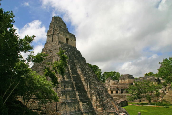 Muitas pessoas visitam os sítios arqueológicos das cidades maias como <a href="https://viajeaqui.abril.com.br/estabelecimentos/guatemala-cidade-da-guatemala-atracao-parque-nacional-tikal" rel="Tikal" target="_blank">Tikal</a>, na <a href="https://viajeaqui.abril.com.br/paises/guatemala" rel="Guatemala" target="_blank">Guatemala</a>. Porém, o que poucos percebem, é que a cultura maia continua viva. Em <a href="https://viajeaqui.abril.com.br/cidades/guatemala-chichicastenango" rel="Chichicastenango" target="_blank">Chichicastenango</a>, por exemplo, mais de 95% dos habitantes são indígenas - é um lugar bom para conhecer a pé, que fica a três horas de carro da <a href="https://viajeaqui.abril.com.br/cidades/guatemala-cidade-da-guatemala" rel="Cidade de Guatemala" target="_blank">Cidade de Guatemala</a>