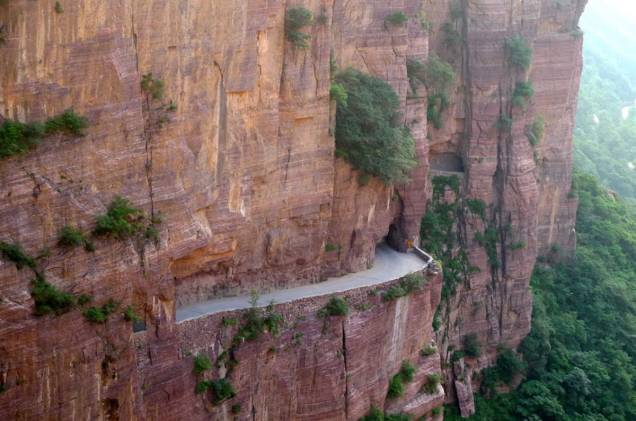 A China é pródiga em estradas malucas, complicadas, perigosas. Mas o túnel Guoliang – mil desculpas pelo trocadilho horroroso – vai longe demais. É um caminho de meter medo, bem no alto de um penhasco de 120 metros de altura, e precariamente aberto pelos isolados moradores de um vilarejo das montanhas Taihang. O piso e as paredes são escorregadios em uma passagem com apenas 4 metros de largura, uma mão dupla por onde os carros passam buzinando. Mas a paisagem do entorno é linda. Tem cachoeiras, cordilheiras, piscinas naturais. Para quem se mete nas curvinhas assassinas, melhor nem olhar. A China é pródiga em estradas malucas, complicadas, perigosas. Mas o túnel Guoliang – mil desculpas pelo trocadilho horroroso – vai longe demais. É um caminho de meter medo, bem no alto de um penhasco de 120 metros de altura, e precariamente aberto pelos isolados moradores de um vilarejo das montanhas Taihang. O piso e as paredes são escorregadios em uma passagem com apenas 4 metros de largura, uma mão dupla por onde os carros passam buzinando. Mas a paisagem do entorno é linda. Tem cachoeiras, cordilheiras, piscinas naturais. Para quem se mete nas curvinhas assassinas, melhor nem olhar.