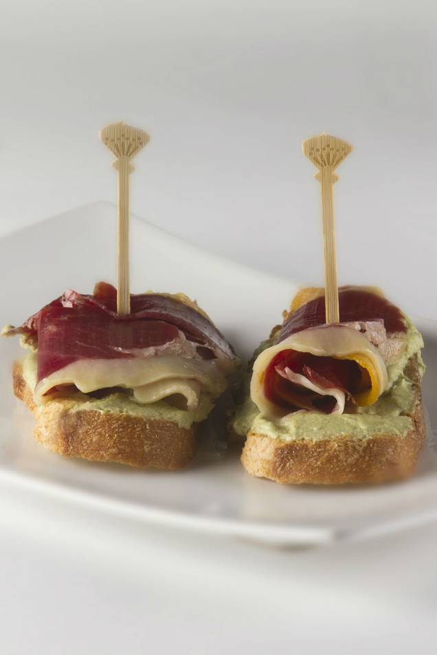 Na Tapas Week, o menu do Gusta Bar e Gastronomia é composto por Gazpacho Andaluz, Pintxo Euskadi (pão Italiano com creme de avocato, alho, pimenta e manteiga; jamón pata negra), Buñuelos de arroz con jamón y pecorinno, Pulpo a la gallega e Crema catalana Na Tapas Week, o menu do Gusta Bar e Gastronomia é composto por Gazpacho Andaluz, Pintxo Euskadi (pão Italiano com creme de avocato, alho, pimenta e manteiga; jamón pata negra), Buñuelos de arroz con jamón y pecorinno, Pulpo a la gallega e Crema catalana