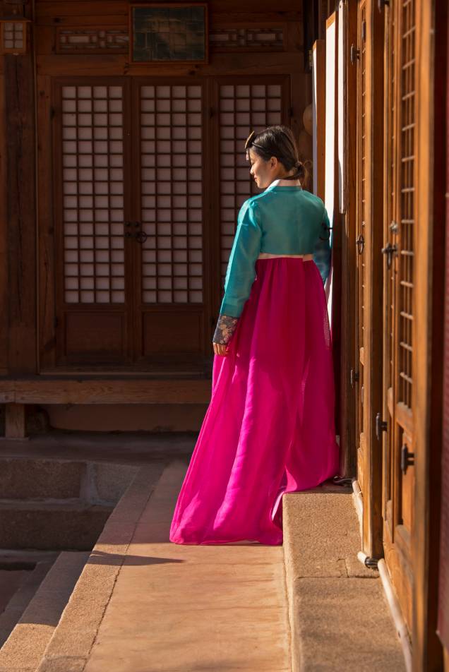 <strong>Coreia do Sul: hanbok</strong> A história dessa vestimenta é muita antiga. Sempre foi utilizada por ambos os sexos e por crianças, mas sua origem data da antiguidade, antes de Cristo. De lá para lá, o hanbok passou por diversas modificações em seu design e, hoje, se constitui pelo "jeogori" - a parte de cima que parece um bolero de mangas compridas -, a saia que é chamada de "chima" e o "gorum", um laço que vai à frente da roupa