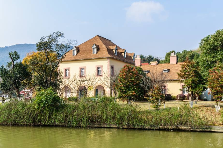 <strong>Tianducheng, </strong><strong>Hangzhou, </strong><strong><a href="https://viajeaqui.abril.com.br/paises/china" rel="China" target="_blank">China</a></strong>Ter uma <a href="https://viajeaqui.abril.com.br/cidades/franca-paris" rel="Paris" target="_blank">Paris</a> dentro do próprio país é o sonho de muita gente. Visitada por mais de 7 milhões de turistas anualmente, a cidade luz habita o imaginário popular e os sonhos de viajantes do mundo inteiro. Essa ideia, inclusive, foi a grande impulsionadora da construção da cidade chinesa de Tianducheng. Projetada para abrigar 10 mil moradores, ela possui diversas construções que imitam o estilo europeu e até pontos turísticos famosos da capital francesa, como a <a href="https://viajeaqui.abril.com.br/estabelecimentos/franca-paris-atracao-torre-eiffel" rel="Torre Eiffel" target="_blank">Torre Eiffel</a>. A falta de interesse de compradores e até a má administração dos investimentos no local, no entanto, culminaram no status de cidade-fantasma. Essa, aliás, não é a primeira vez que os chineses tentam copiar uma ideia e se deparam com o abandono delas: em 2013, o governo de <a href="https://viajeaqui.abril.com.br/cidades/china-pequim-beijing" rel="Pequim" target="_blank">Pequim</a> mandou demolir o Wonderland Park, uma réplica da Disney cujo projeto doi abandonado em 1998 e nunca concluído <strong>Tianducheng, </strong><strong>Hangzhou, </strong><strong><a href="https://viajeaqui.abril.com.br/paises/china" rel="China" target="_blank">China</a></strong>Ter uma <a href="https://viajeaqui.abril.com.br/cidades/franca-paris" rel="Paris" target="_blank">Paris</a> dentro do próprio país é o sonho de muita gente. Visitada por mais de 7 milhões de turistas anualmente, a cidade luz habita o imaginário popular e os sonhos de viajantes do mundo inteiro. Essa ideia, inclusive, foi a grande impulsionadora da construção da cidade chinesa de Tianducheng. Projetada para abrigar 10 mil moradores, ela possui diversas construções que imitam o estilo europeu e até pontos turísticos famosos da capital francesa, como a <a href="https://viajeaqui.abril.com.br/estabelecimentos/franca-paris-atracao-torre-eiffel" rel="Torre Eiffel" target="_blank">Torre Eiffel</a>. A falta de interesse de compradores e até a má administração dos investimentos no local, no entanto, culminaram no status de cidade-fantasma. Essa, aliás, não é a primeira vez que os chineses tentam copiar uma ideia e se deparam com o abandono delas: em 2013, o governo de <a href="https://viajeaqui.abril.com.br/cidades/china-pequim-beijing" rel="Pequim" target="_blank">Pequim</a> mandou demolir o Wonderland Park, uma réplica da Disney cujo projeto doi abandonado em 1998 e nunca concluído