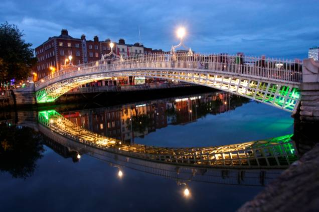 Para substituir a travessia de barcos do rio Liffey, em <a href="http://viajeaqui.abril.com.br/cidades/irlanda-dublin" rel="Dublin">Dublin</a>, foi construída uma ponte e, para cruzá-la, cobrava-se meio penny ou half penny. O nome pegou e a ponte foi rebatizada quando o pedágio aumentou para 1½ penny. Tornou a Penny HaPenny Bridge<strong>+ <a href="http://viajeaqui.abril.com.br/materias/8-experiencias-irlandesas-dublin" rel="8 experiências irlandesas em Dublin" target="_blank">8 experiências irlandesas em Dublin</a></strong>