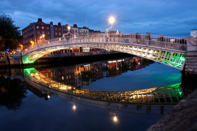 Para substituir a travessia de barcos do rio Liffey, em <a href="https://viajeaqui.abril.com.br/cidades/irlanda-dublin" rel="Dublin">Dublin</a>, foi construída uma ponte e, para cruzá-la, cobrava-se meio penny ou half penny. O nome pegou e a ponte foi rebatizada quando o pedágio aumentou para 1½ penny. Tornou a Penny HaPenny Bridge<strong>+ <a href="https://viajeaqui.abril.com.br/materias/8-experiencias-irlandesas-dublin" rel="8 experiências irlandesas em Dublin" target="_blank">8 experiências irlandesas em Dublin</a></strong>