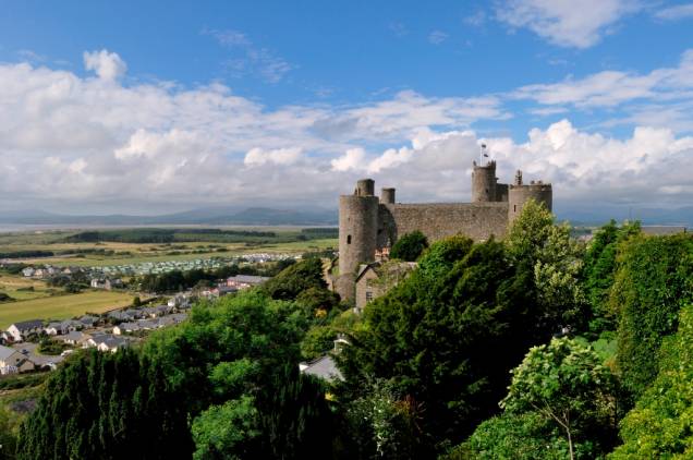 Lindamente localizado sobre uma rocha próxima a Snowdonia, o castelo de Harlech foi construído por Eduardo I no final do século 13