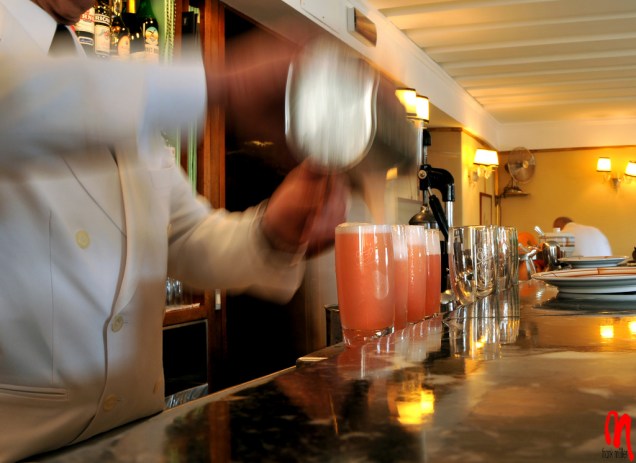 O bartender do Harrys  Bar prepara a mais famosa criação da casa: o coquetel Bellini
