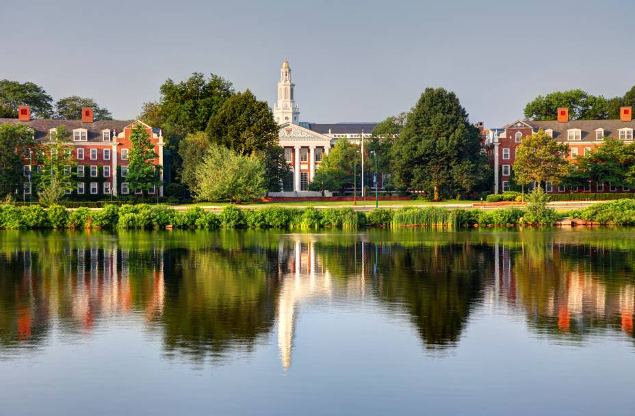 Campus da <a href="https://viajeaqui.abril.com.br/estabelecimentos/estados-unidos-boston-atracao-harvard-university" rel="Universidade de Harvard" target="_blank">Universidade de Harvard</a>, em frente ao Rio Charles