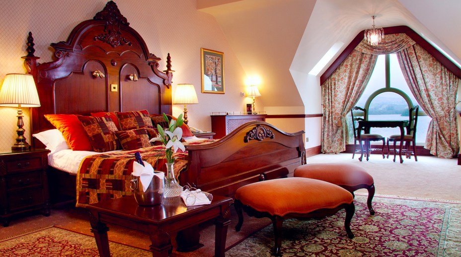 <strong>18. Harveys Point, Donegal, <a href="https://viajeaqui.abril.com.br/paises/irlanda/fotos" rel="Irlanda" target="_blank">Irlanda</a></strong>O cenário bucólico próximo à cadeia de montanhas Croaghgorm, às margens do Lago Eske, faz do hotel um lugar perfeito para quem procura tranquilidade, conforto e contato com a natureza.Mês mais barato para se hospedar: Janeiro
