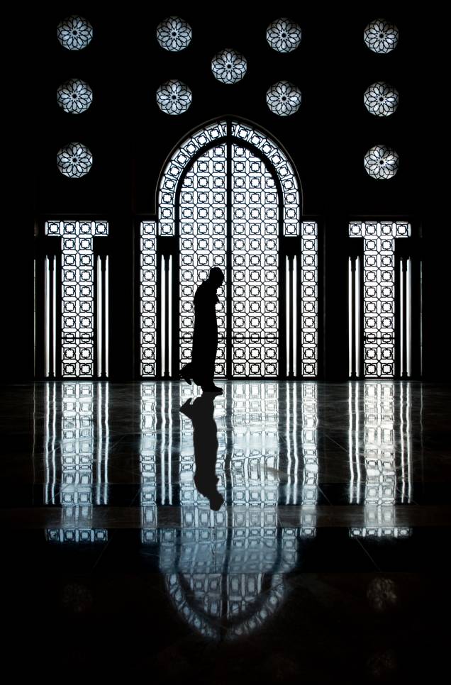 A maior mesquita do Marrocos e 7ª maior do mundo, Hassan II tem o minarete mais alto de todos, com 210 metros completamente decorados com mosaicos coloridos. A mesquita está parcialmente em terra e parcialmente sobre uma plataforma artificial que se projeta para o mar. Sua construção acabou em 1993 – muito nova em comparação com outras mesquitas da lista – e sua estrutura mistura elementos de arquitetura islâmica e marroquina. Além da mesquita, o complexo inclui uma madrassa (escola islâmica), casas de banho, um museu de história marroquina, salões de conferência e uma biblioteca enorme. 41 fontes de água estão distribuídas pelo local e seus jardins são frequentemente usados para piqueniques familiares