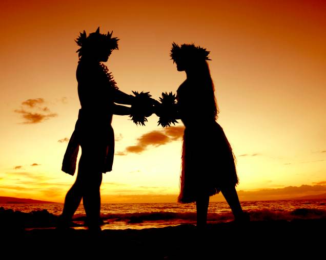 <strong>Havaí, Estados Unidos</strong> Dançarinas de hula, roupas floridas e uma celebração em que todos – principalmente os noivos – ficam com os pés descalços na areia, diante do mar. Um casamento nesses moldes pode se tornar realidade numa das ilhas do <a href="https://viajeaqui.abril.com.br/cidades/estados-unidos-honolulu" rel="Havaí" target="_blank"><strong>Havaí</strong></a>. A empresa <a href="https://hawaiiwedding.com/" rel="Hawaii Wedding" target="_blank">Hawaii Wedding</a> oferece um pacote básico que inclui um coordenador da cerimônia e um celebrante, para até dezoito convidados. Há opções que preveem o serviço de fotógrafos, cinegrafistas, ampliação do número de convidados e até a escolha da praia onde a cerimônia acontecerá. <strong>Havaí, Estados Unidos</strong> Dançarinas de hula, roupas floridas e uma celebração em que todos – principalmente os noivos – ficam com os pés descalços na areia, diante do mar. Um casamento nesses moldes pode se tornar realidade numa das ilhas do <a href="https://viajeaqui.abril.com.br/cidades/estados-unidos-honolulu" rel="Havaí" target="_blank"><strong>Havaí</strong></a>. A empresa <a href="https://hawaiiwedding.com/" rel="Hawaii Wedding" target="_blank">Hawaii Wedding</a> oferece um pacote básico que inclui um coordenador da cerimônia e um celebrante, para até dezoito convidados. Há opções que preveem o serviço de fotógrafos, cinegrafistas, ampliação do número de convidados e até a escolha da praia onde a cerimônia acontecerá.