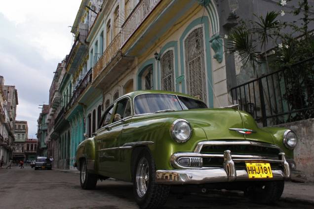 A imagem clássica de Havana: casas neocoloniais e grandes carros
