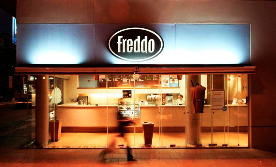 <strong>Heladeria Freddo</strong>A Freddo é uma das sorveterias mais conhecidas da cidade, com redes abertas inclusive no Brasil. Mas é claro: a experiência de provar de um dos seus <em>helados</em> na terra dos hermanos é totalmente diferente! O grande destaque aqui é o sorvete de doce de leite, de sabor inigualável. O de chocolate com amêndoas também não faz feio <strong>Heladeria Freddo</strong>A Freddo é uma das sorveterias mais conhecidas da cidade, com redes abertas inclusive no Brasil. Mas é claro: a experiência de provar de um dos seus <em>helados</em> na terra dos hermanos é totalmente diferente! O grande destaque aqui é o sorvete de doce de leite, de sabor inigualável. O de chocolate com amêndoas também não faz feio