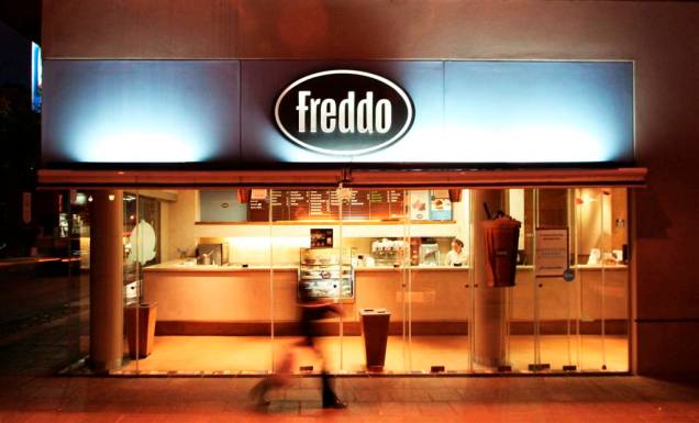 <strong>Heladeria Freddo</strong>A Freddo é uma das sorveterias mais conhecidas da cidade, com redes abertas inclusive no Brasil. Mas é claro: a experiência de provar de um dos seus <em>helados</em> na terra dos hermanos é totalmente diferente! O grande destaque aqui é o sorvete de doce de leite, de sabor inigualável. O de chocolate com amêndoas também não faz feio <strong>Heladeria Freddo</strong>A Freddo é uma das sorveterias mais conhecidas da cidade, com redes abertas inclusive no Brasil. Mas é claro: a experiência de provar de um dos seus <em>helados</em> na terra dos hermanos é totalmente diferente! O grande destaque aqui é o sorvete de doce de leite, de sabor inigualável. O de chocolate com amêndoas também não faz feio