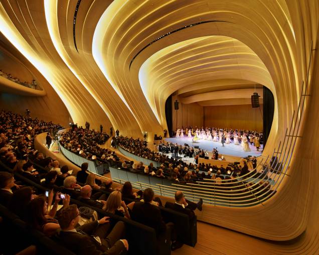 O <a href="http://heydaraliyevcenter.az/#main" rel="Heydar Aliyev Center," target="_blank">Heydar Aliyev Center,</a> na cidade de Baku, no Azerbaijão, é uma fantásica sala de concertos construída em meio a uma praça não menos modernosa