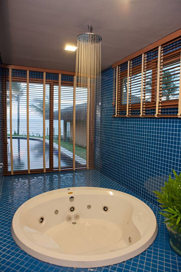 A hidromassagem é destaque no bangalô do Carmel Charme Resort A hidromassagem é destaque no bangalô do Carmel Charme Resort