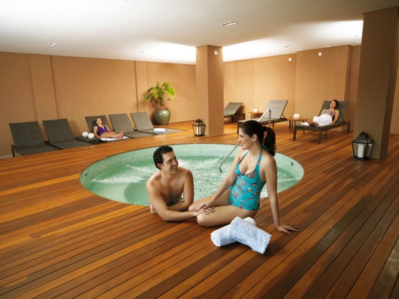 O spa tem dois tipos de hidromassagem: aberta e coberta