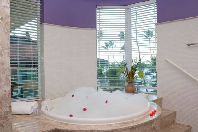 Banheira de hidromassagem do apartamento master plus, do <a href="https://viajeaqui.abril.com.br/estabelecimentos/br-pe-porto-de-galinhas-hospedagem-enotel-resort-spa-porto-de-galinhas" rel="Enotel Resort & Spa">Enotel Resort & Spa</a>, em <a href="https://viajeaqui.abril.com.br/cidades/br-pe-porto-de-galinhas" rel="Porto de Galinhas">Porto de Galinhas</a> Banheira de hidromassagem do apartamento master plus, do <a href="https://viajeaqui.abril.com.br/estabelecimentos/br-pe-porto-de-galinhas-hospedagem-enotel-resort-spa-porto-de-galinhas" rel="Enotel Resort & Spa">Enotel Resort & Spa</a>, em <a href="https://viajeaqui.abril.com.br/cidades/br-pe-porto-de-galinhas" rel="Porto de Galinhas">Porto de Galinhas</a>