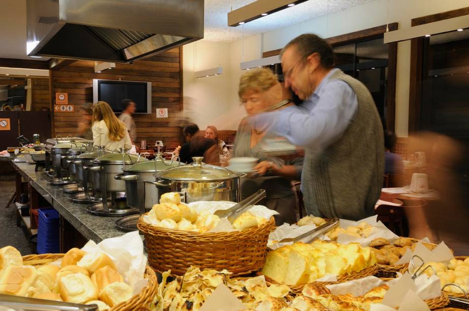 <strong>DONA DEÔLA</strong>    A rede possui quatro unidades: Pompeia, Alto da Lapa, Higienópolis e Granja Viana. O buffet oferece sete sabores diferentes, sendo que o Caldo Verde e a Canja são fixos.    <strong>Acompanhamentos:</strong> o cliente conta com minipães, sanduíches de metro, ilha de hot dog, tábuas de frios e queijos, saladas, tortas e quiches.    <strong>Bebidas:</strong> não estão inclusas no buffet.    <strong>Sobremesas:</strong> é oferecido canjica, curau, banana caramelizada, doce de abóbora com coco e arroz doce.    <strong>Onde:</strong> Rua Conselheiro Brotero, 1422 - Higienópolis            Avenida Pompeia, 1937 - Pompeia                         Rua Pio XI, 1377 - Alto da Lapa                         Rodovia Raposo Tavares, Km 22 - Granja Viana    <strong>Horário de funcionamento do buffet:</strong> de segunda-feira a domingo, das 18h às 2h, exceto na loja Pompeia, que acontece aos domingos, das 18h às 21h30    <strong>Quanto:</strong> R$ 31,90    <strong>Mais informações:</strong> (11) 3672-6600 (Pompeia), 3022-5640 (Alto da Lapa), 3826-4648 (Higienópolis) e 4612-2288 (Granja Viana) - <a href="https://www.donadeola.com.br" rel="www.donadeola.com.br" target="_blank">www.donadeola.com.br</a>