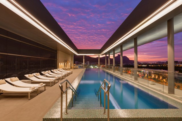 Piscina do <a href="https://www3.hilton.com/en/hotels/brazil/hilton-barra-rio-de-janeiro-RIOABHH/index.html" rel="Hilton Barra Rio de Janeiro" target="_blank">Hilton Barra Rio de Janeiro</a>