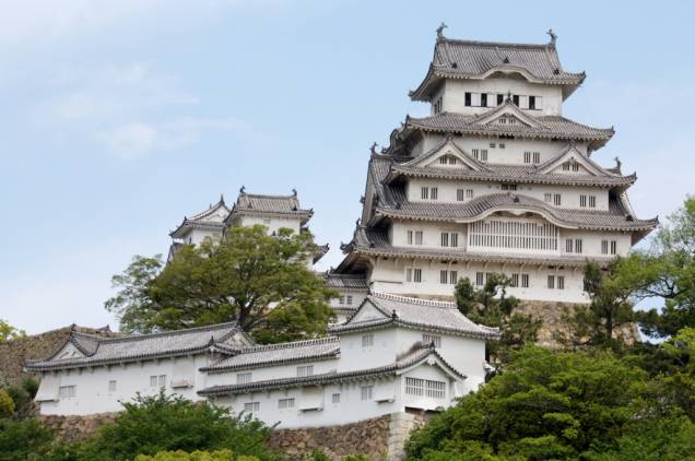 <strong>Castelo Himeji, <a href="http://viajeaqui.abril.com.br/paises/japao" rel="Japão" target="_blank">Japão</a></strong>                    Próximo às cidades de Kobe e Osaka fica o mais belo e bem preservado castelo do <a href="http://viajeaqui.abril.com.br/paises/japao">Japão</a>, o <a href="http://viajeaqui.abril.com.br/estabelecimentos/japao-himeji-atracao-castelo-himeji-jo">Castelo Himeji</a>, patrimônio da humanidade. Até a unificação do país no século 17, todo o arquipélago era pontilhado por fortificações. Incêndios, terremotos e o paulatino processo de demolição promovido pelo xogunato Tokugawa levaram ao desaparecimento de boa parte destes belos edifícios