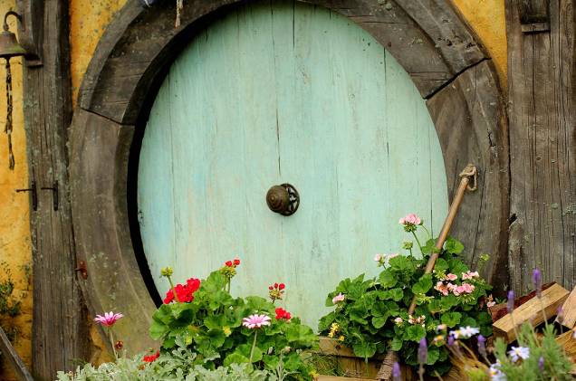 Para dar o acabamento nas casas, as madeiras foram talhadas e depois receberam jatos de areia. Artistas usaram até iogurte para criar bactérias ao redor das portas e dar efeito natural Para dar o acabamento nas casas, as madeiras foram talhadas e depois receberam jatos de areia. Artistas usaram até iogurte para criar bactérias ao redor das portas e dar efeito natural