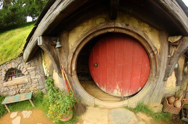 Nas casas do cenário, artistas usaram até iogurte para criar bactérias ao redor das portas e dar um acabamento natural Nas casas do cenário, artistas usaram até iogurte para criar bactérias ao redor das portas e dar um acabamento natural