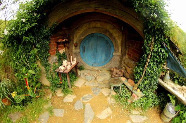Após a gravação do filme O Senhor dos Anéis, o vilarejo foi abandonado e parcialmente destruído. Mas com o interesse de turistas, Hobbiton foi completamente reconstruído Após a gravação do filme O Senhor dos Anéis, o vilarejo foi abandonado e parcialmente destruído. Mas com o interesse de turistas, Hobbiton foi completamente reconstruído