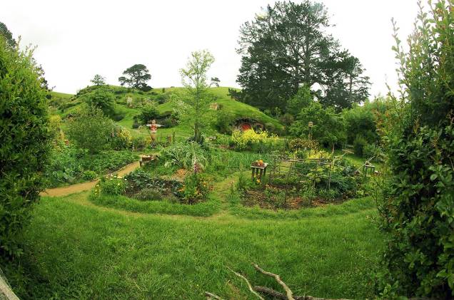 As casas em Hobbiton são fixadas no terreno acidentado que proporciona o efeito nos filmes As casas em Hobbiton são fixadas no terreno acidentado que proporciona o efeito nos filmes