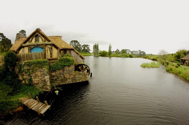 O lago e o moinho compõem a vista da vila em direção à taverna Green Dragon