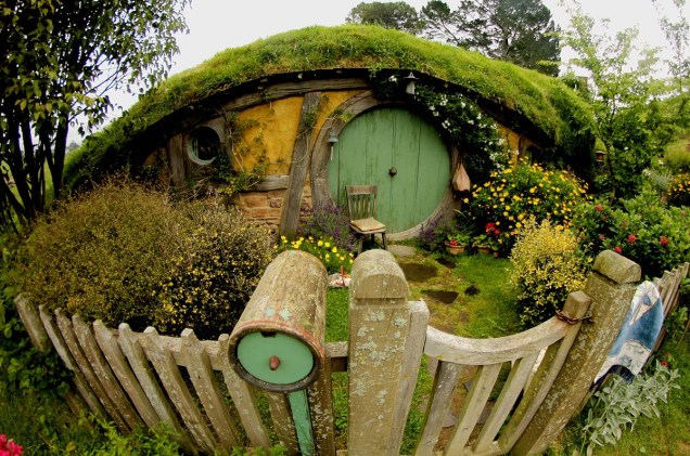 A maioria das casas não possibilita a entrada dos turistas, no entanto, a decoração vista pelas janelas do lado de fora compõe o interior dos buracos de Hobbit