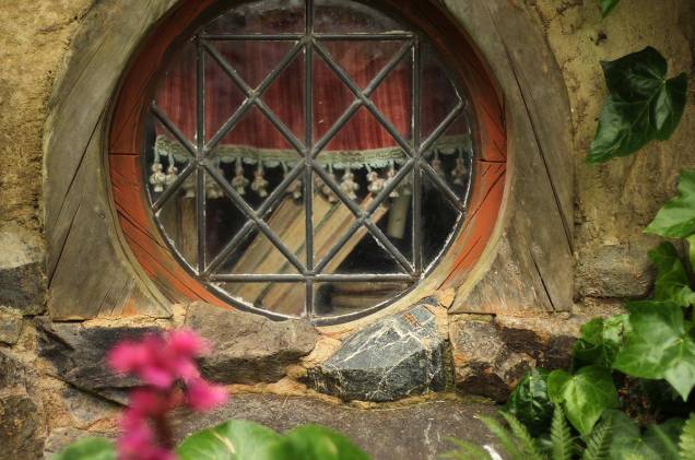 Cada casa de Hobbit foi construída e decorada de forma única, para dar ainda mais realidade ao cenário Cada casa de Hobbit foi construída e decorada de forma única, para dar ainda mais realidade ao cenário