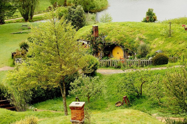 Cada uma das 44 casinhas de Hobbiton tem tamanho, cor e decoração diferentes