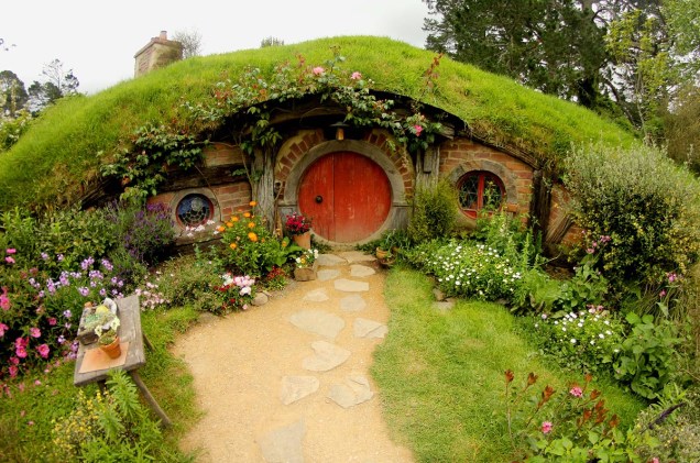 Cada uma das 44 casinhas de Hobbiton tem tamanho, cor e decoração diferentes