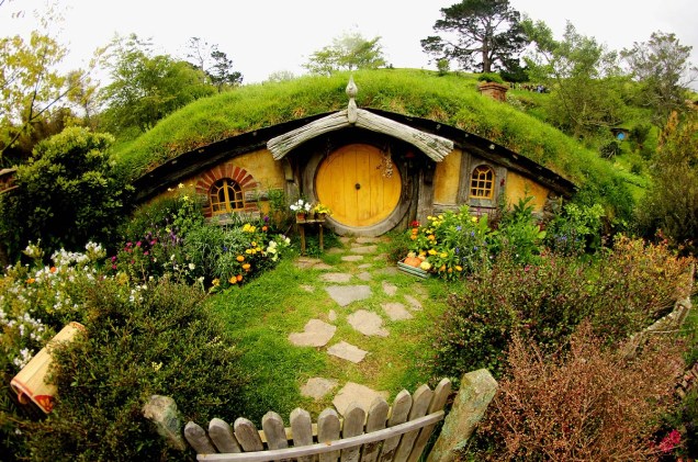 As casas em Hobbiton são fixadas no terreno acidentado que proporciona o efeito nos filmes