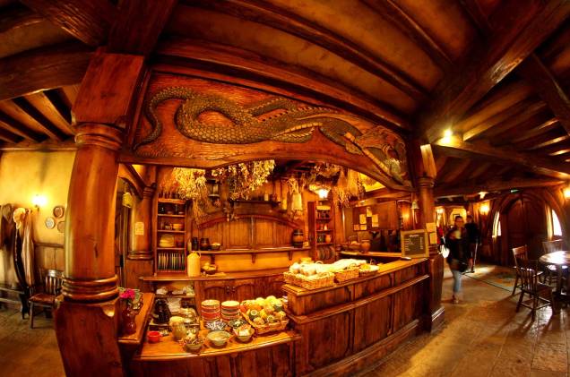 A entrada da taverna, assim como todo o seu interior, foi feita por artistas da Nova Zelândia A entrada da taverna, assim como todo o seu interior, foi feita por artistas da Nova Zelândia