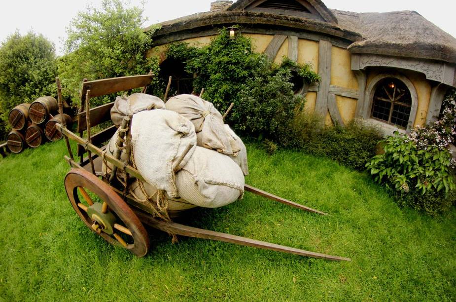Objetos cotidianos numa vila de Hobbits estão espalhados por todo o set de filmagem, dando uma aparência realística ao lugar