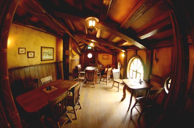 Taverna Green Dragon, onde os turistas podem saborear cerveja e outras bebidas com a cara do vilarejo Taverna Green Dragon, onde os turistas podem saborear cerveja e outras bebidas com a cara do vilarejo