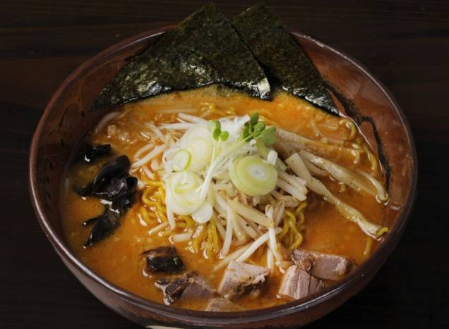 O lamen de Sapporo é um macarrão chinês envolvido por um pujente caldo de missô - a pasta de soja, com manteiga, fatias de lombo, brotos de feijão, cebolinha, kanpyo (tiras de abóbora) e alga marinha nori. É o prato perfeito para o duro inverno local: quente, calórico e nutritivo O lamen de Sapporo é um macarrão chinês envolvido por um pujente caldo de missô - a pasta de soja, com manteiga, fatias de lombo, brotos de feijão, cebolinha, kanpyo (tiras de abóbora) e alga marinha nori. É o prato perfeito para o duro inverno local: quente, calórico e nutritivo