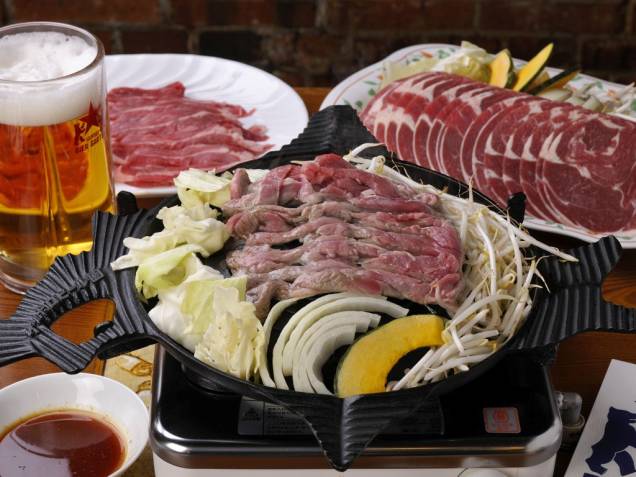 O genghis khan é um tipo de churrasco de carne de cordeiro e legumes, muito popular em Hokkaido. O prato é preparado à mesa O genghis khan é um tipo de churrasco de carne de cordeiro e legumes, muito popular em Hokkaido. O prato é preparado à mesa