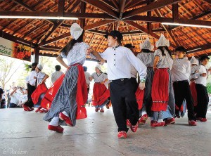 Tradicionais danças folclóricas holandesas animam Holambra