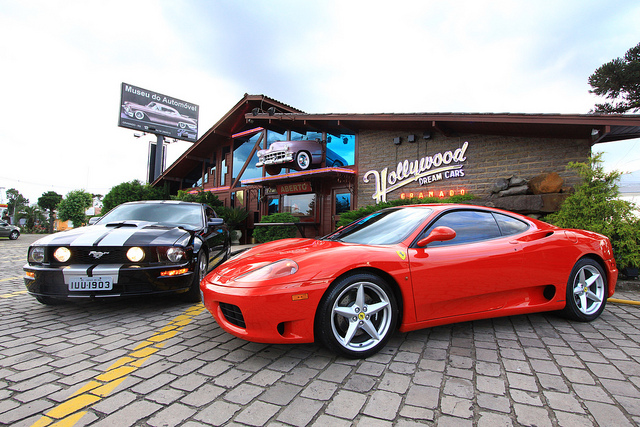 Fachada do Hollywood Dream Cars, onde estão raridades como o único Ford Victoria conversível (1956) do país Fachada do Hollywood Dream Cars, onde estão raridades como o único Ford Victoria conversível (1956) do país